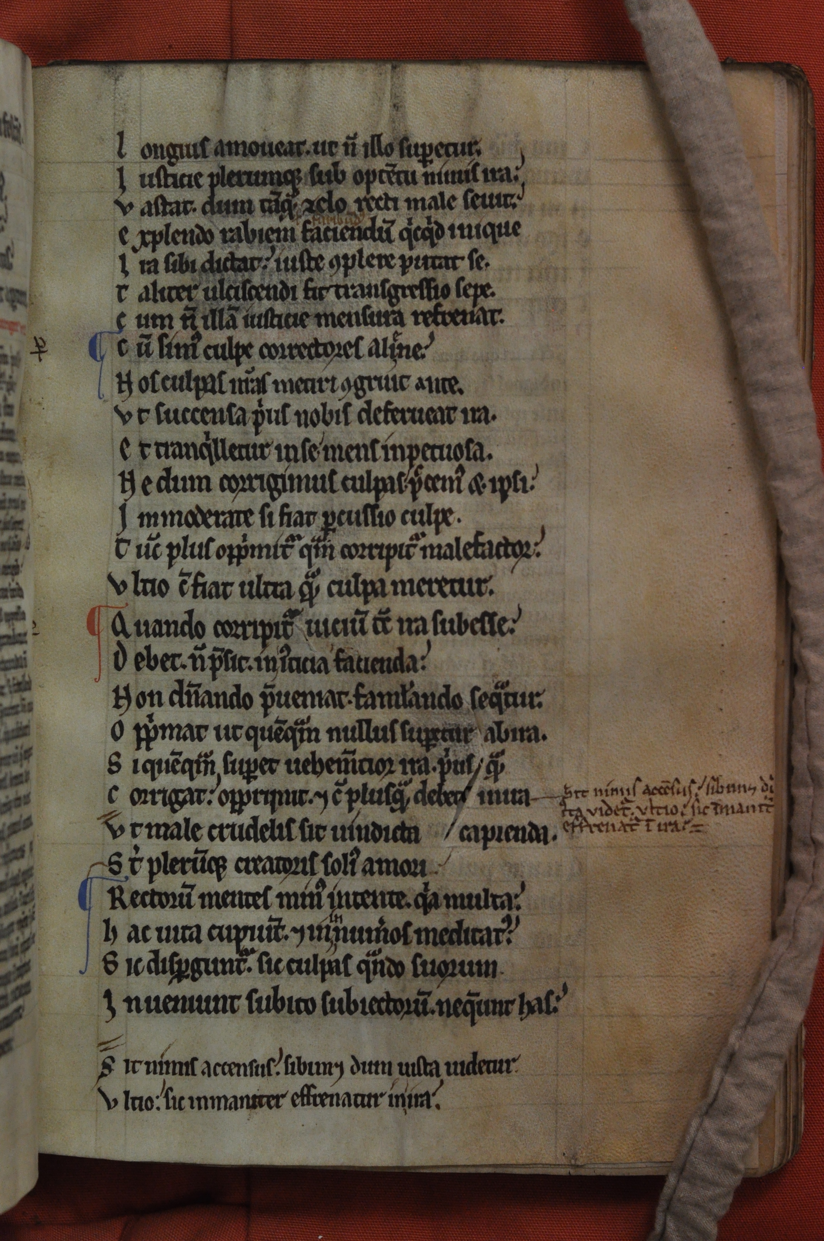 Inline and marginal corrections to Cambridge, Pembroke College, MS 115, fol. 39r, with added verses later recopied at the bottom of the page by a contemporary scribe.